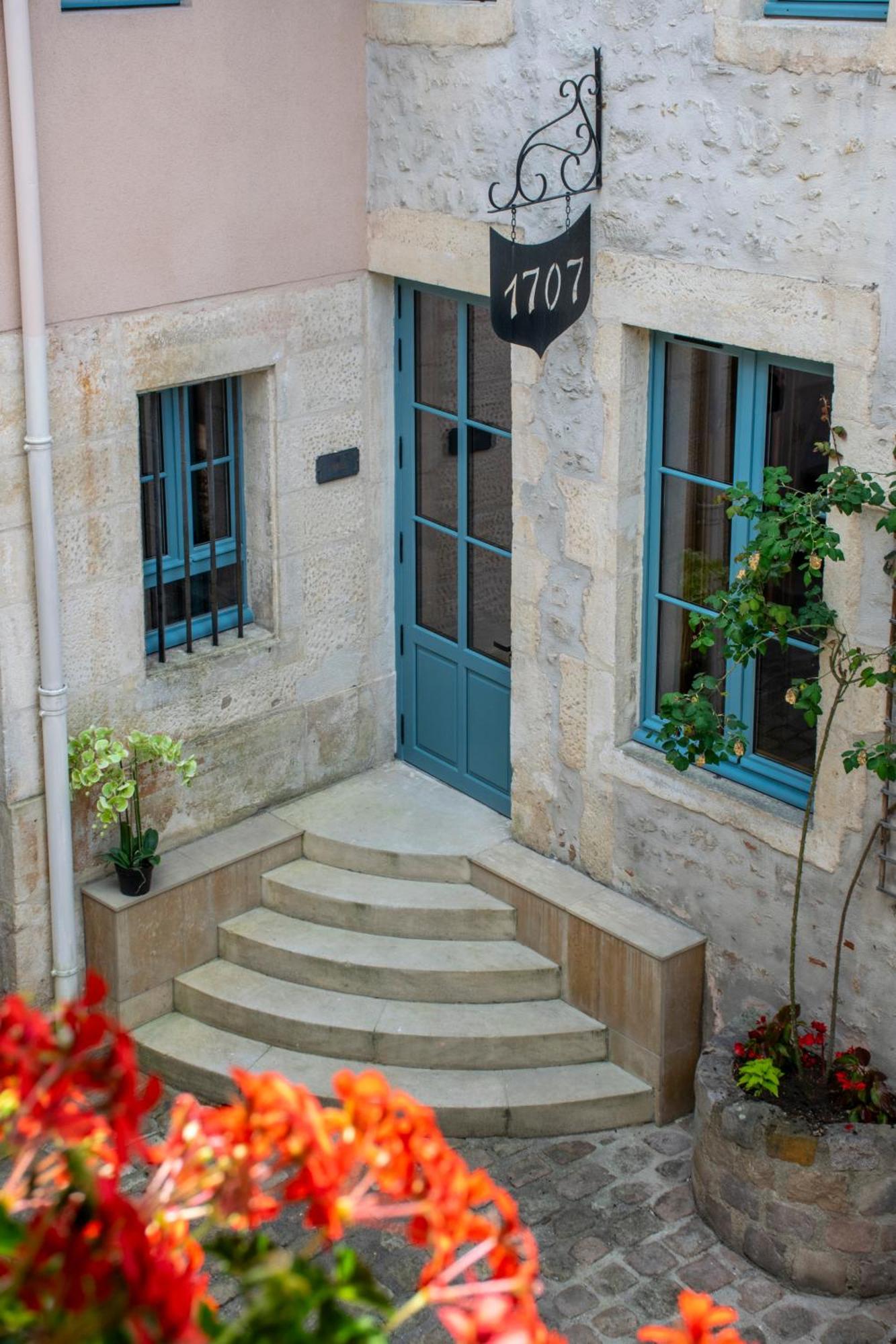 Hotel De La Poste أفالو المظهر الخارجي الصورة