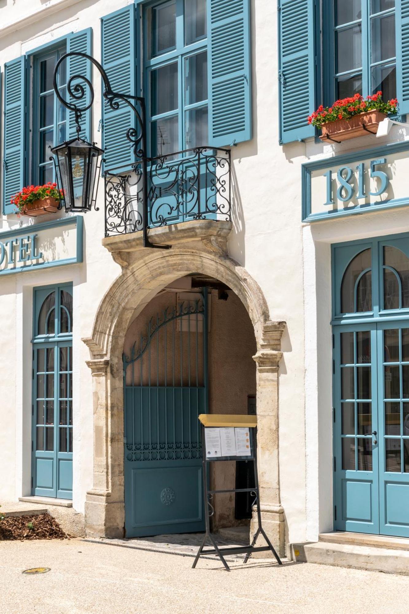 Hotel De La Poste أفالو المظهر الخارجي الصورة